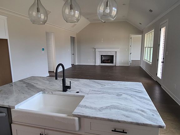 4th image of 512 Mount Ivy Dr