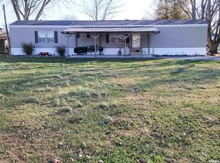 323 S Sycamore St, Flora, IL 62839