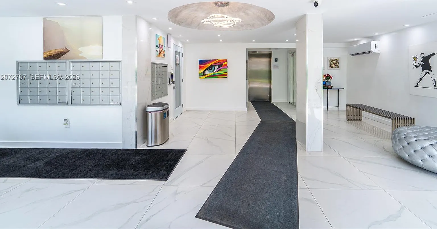 Collins Towers Condo — Photo 1