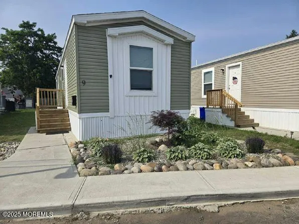 9 Mary Ann Court, Hazlet, NJ 07734