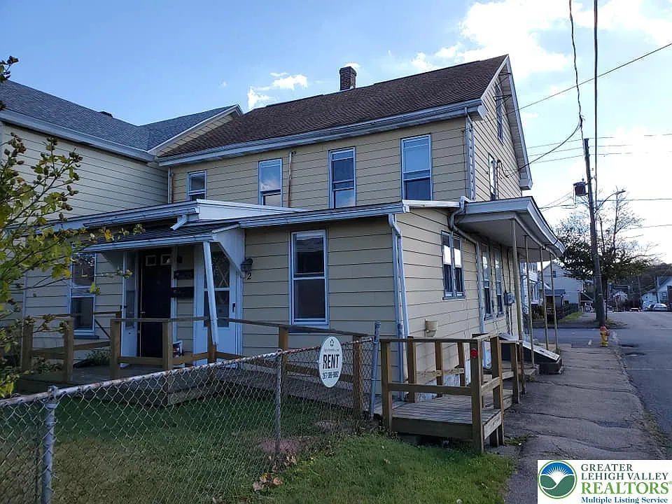 3 bed, 1200 sqft, $1,200 — Photo 1