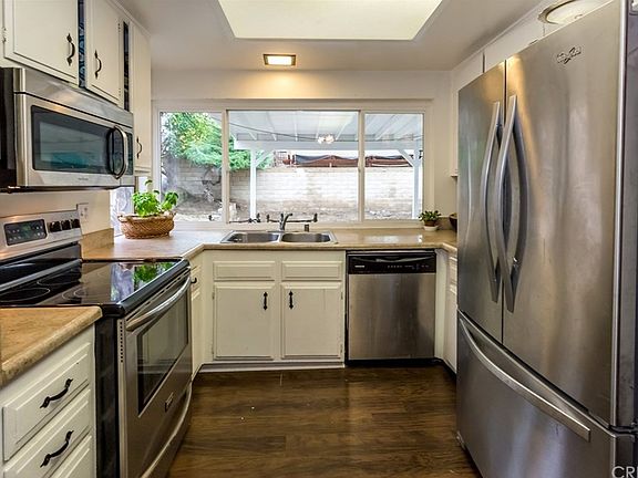 Dark laminate floors that flow nicely with the sta