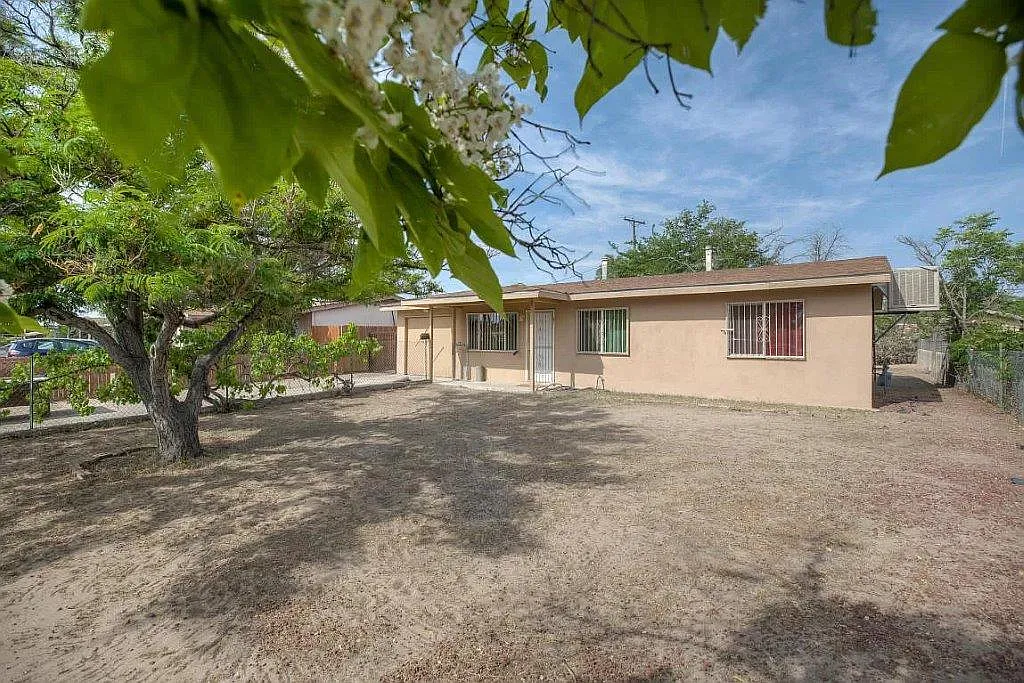 3 bed, 962 sqft, $1,800 — Photo 2