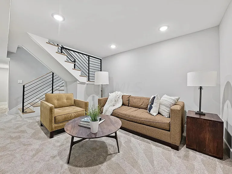 845 Summit St — Photo 13