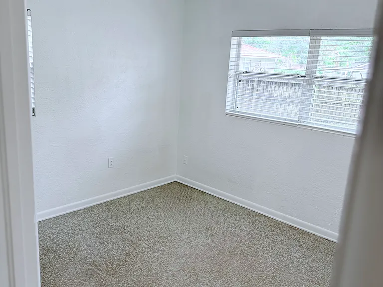 213 Thomas Dr — Photo 16