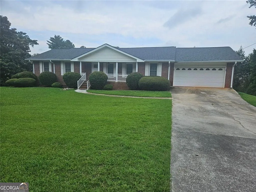3 bed, 2.0 bath, 1800 sqft, $1,800 — Photo 1