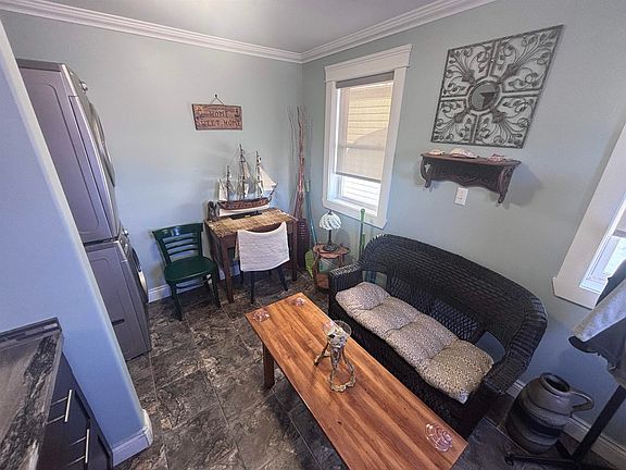 3rd image of 18 Allen St