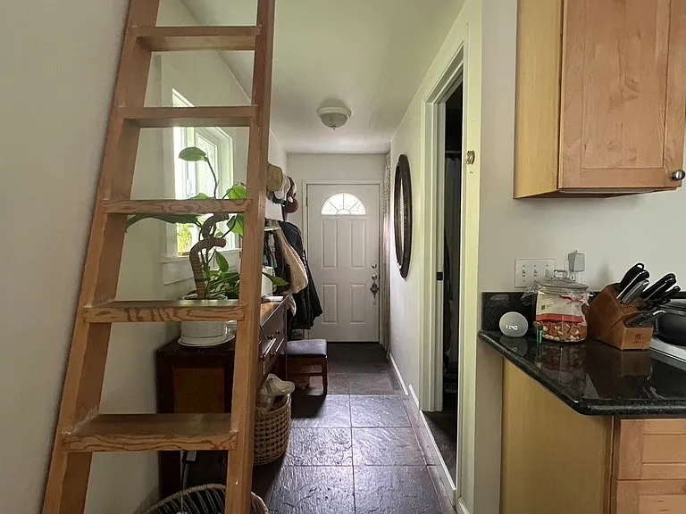 450 Alta Loma Ln — Photo 2