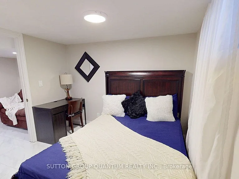 507 Upper James St — Photo 9