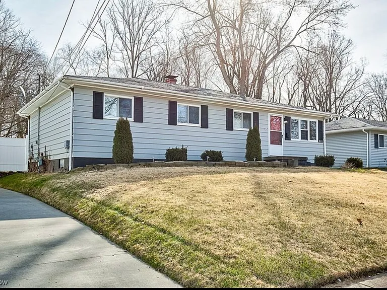 367 Ellen Ave — Photo 2