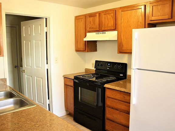 4th image of 3912 Village Dr