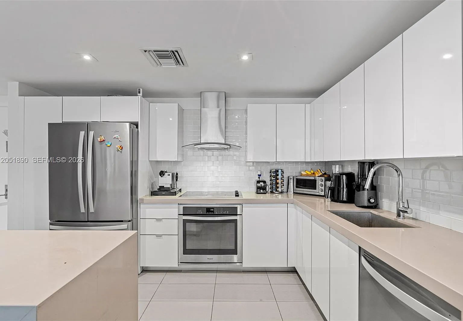 Canvas Condo — Photo 2