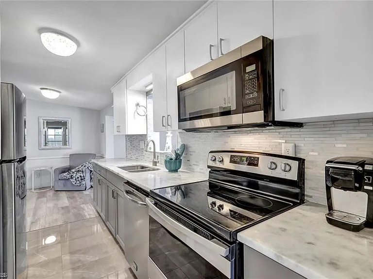 2047 Harbor Ln — Photo 4