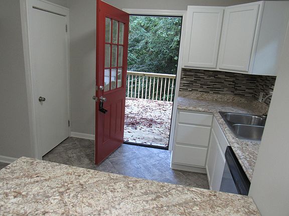 4th image of 421 Barwell St