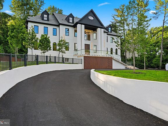 3rd image of 1124 Savile Ln