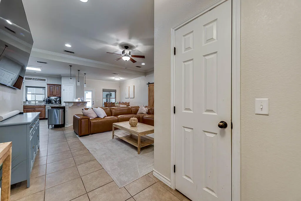 4 bed, 2.0 bath, 1784 sqft, $3,500 — Photo 4