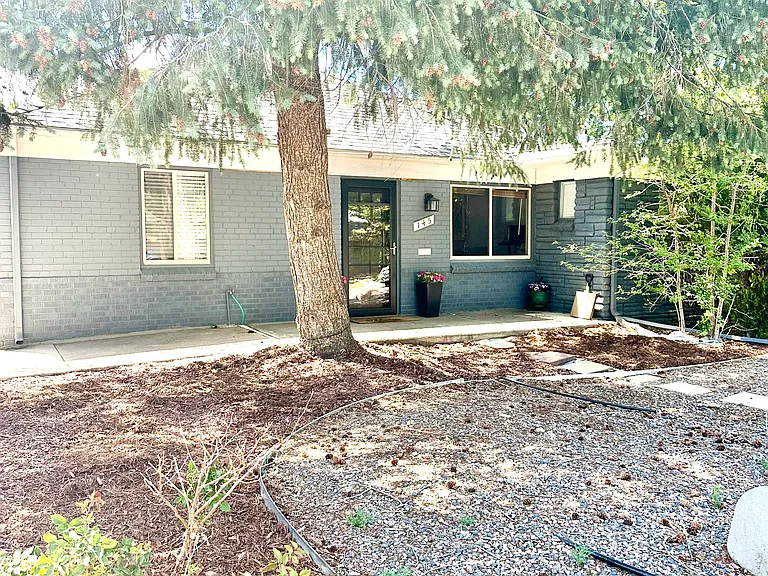 145 Niagara St — Photo 7