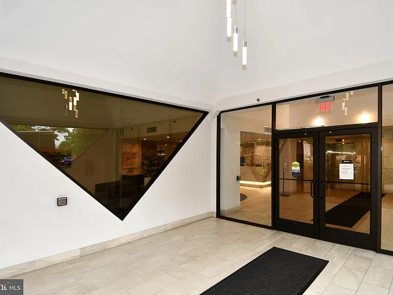 1301 N Courthouse Rd #1005 — Photo 33