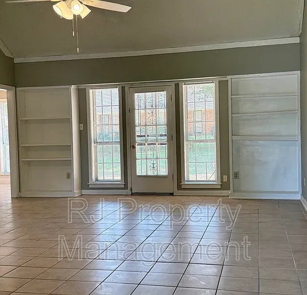 4521 Stony Point Dr — Photo 2