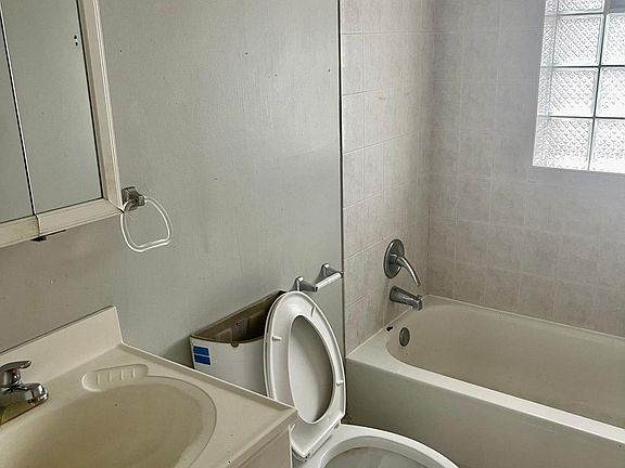 4th image of 7026 S Cregier Ave #D4