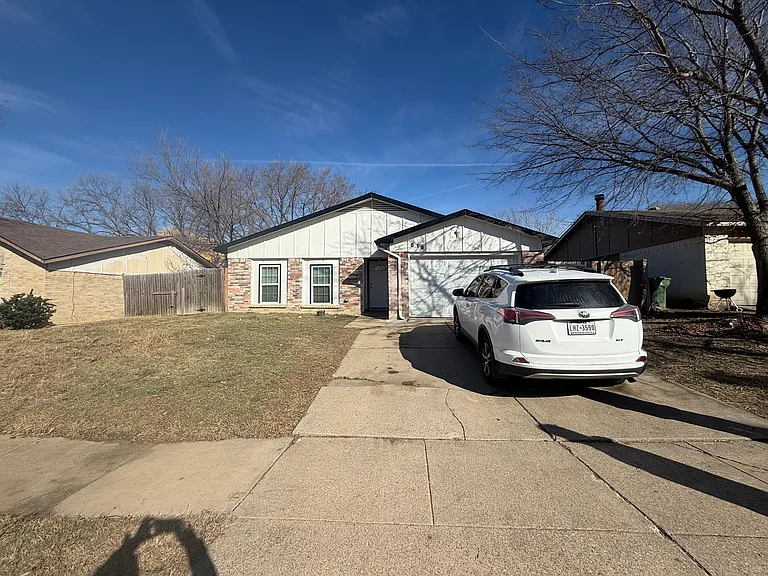 819 Sandalwood Ln — Photo 19