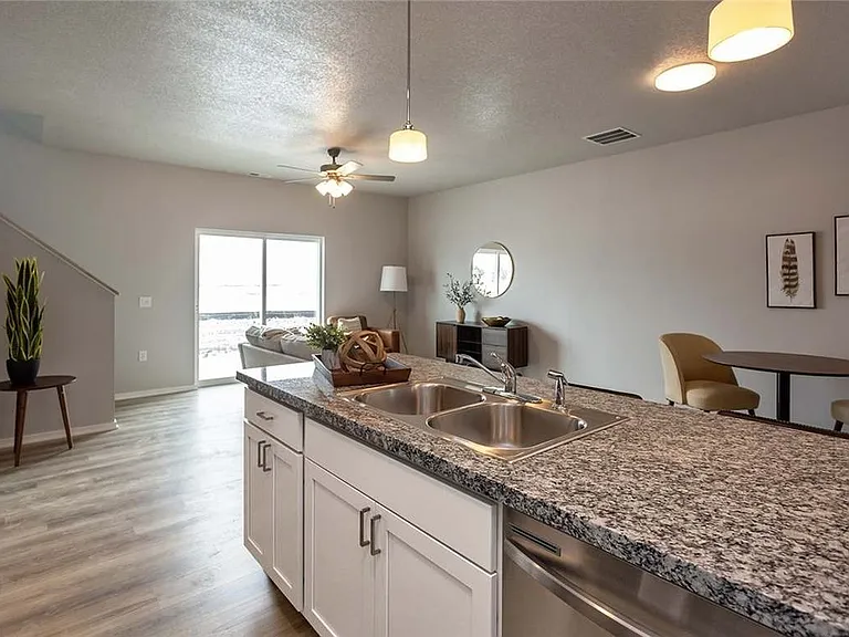 236 NW Greenwood Pl — Photo 13