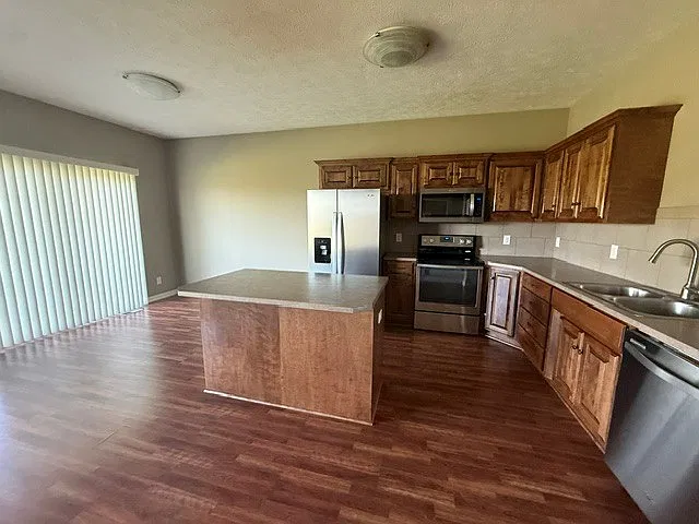 3 bed, 1898 sqft, $2,250 — Photo 4