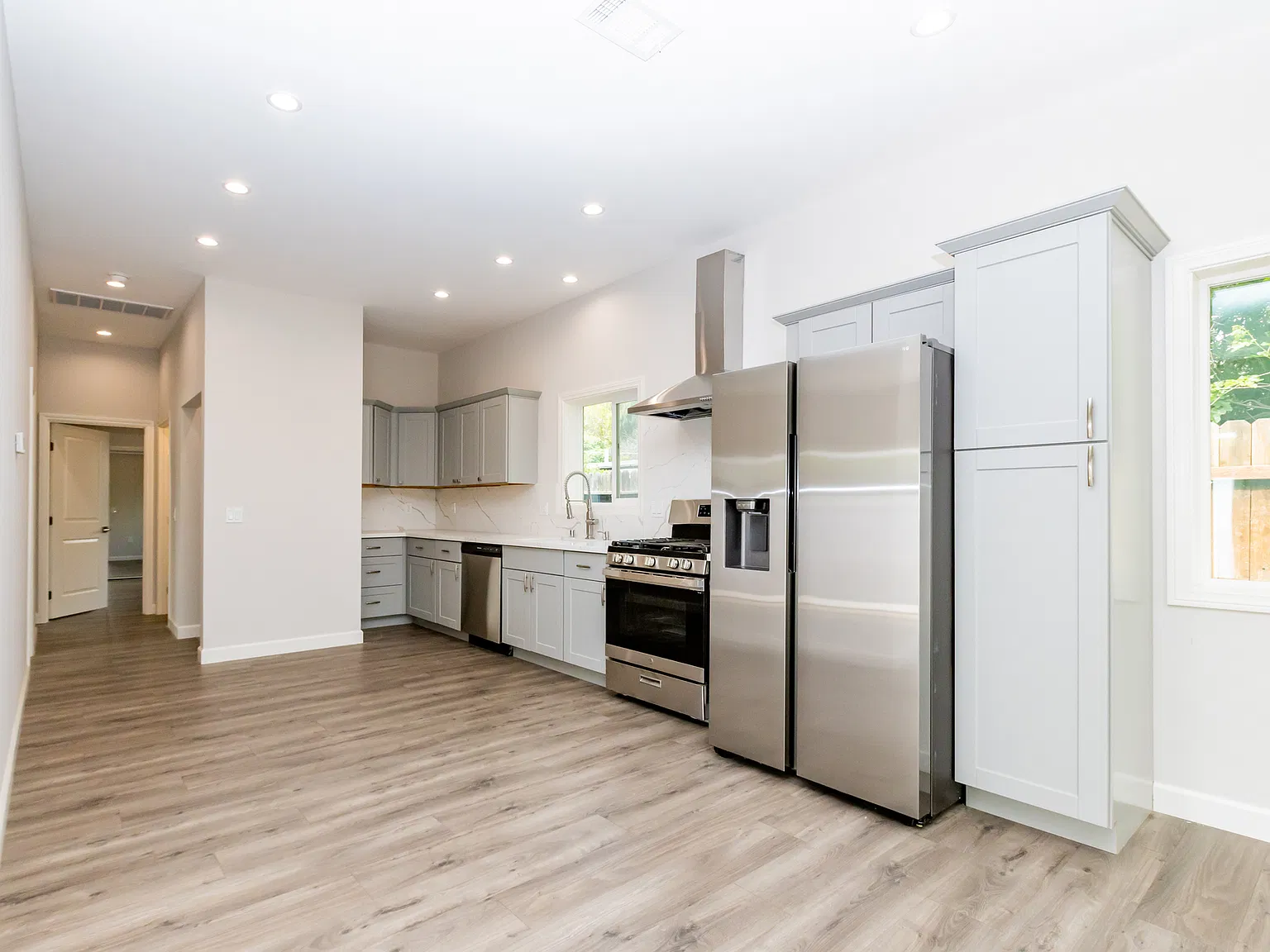 7909 Aura Ave — Photo 2