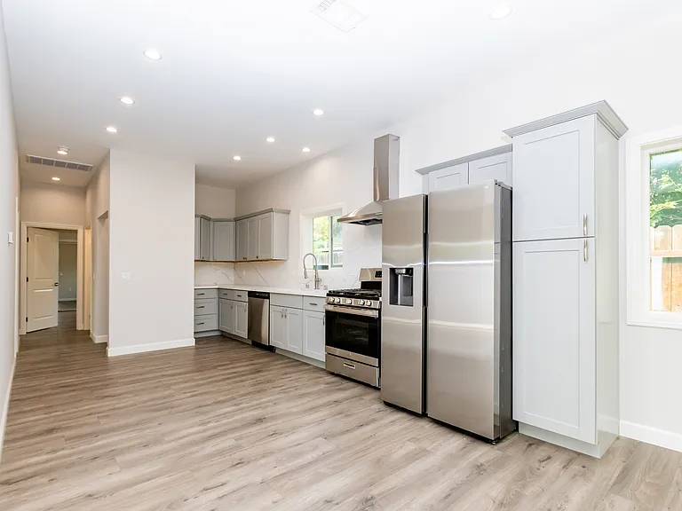 7909 Aura Ave — Photo 2