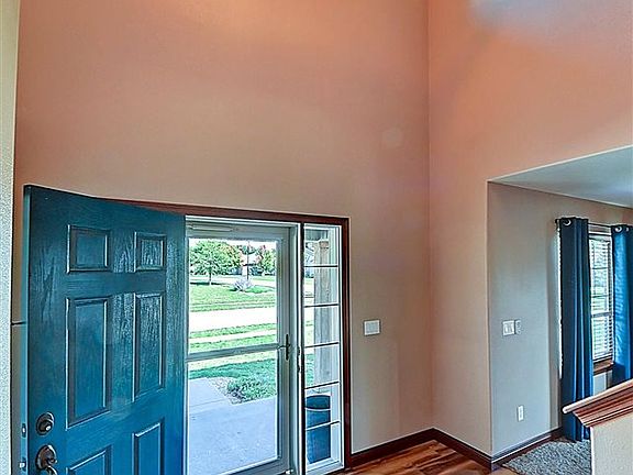 3rd image of 1565 Poplar Ln