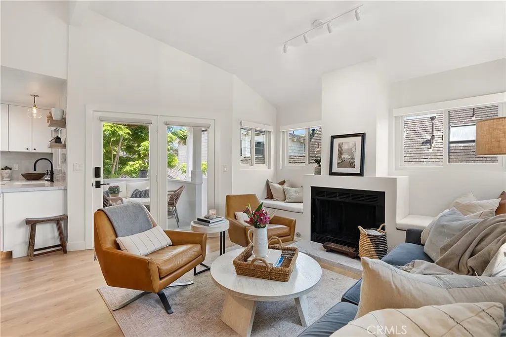 2 bed, 1120 sqft, $8,500 — Photo 2