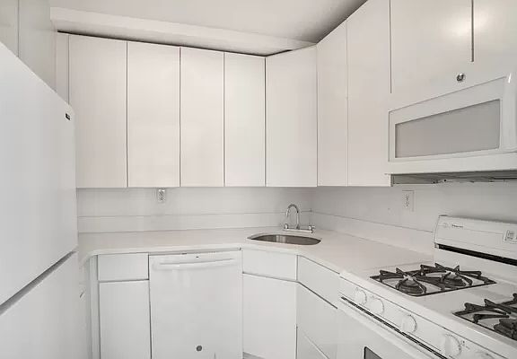 4th image of 259 Elizabeth St APT 3B