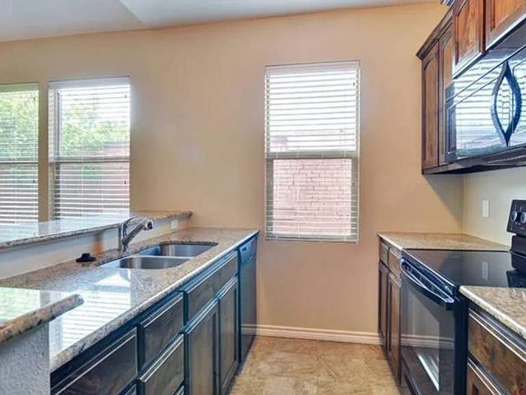 College Ave Apartments — Photo 18