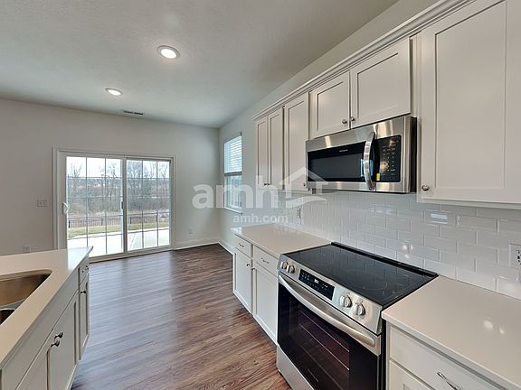3rd image of 826 Castor Dr