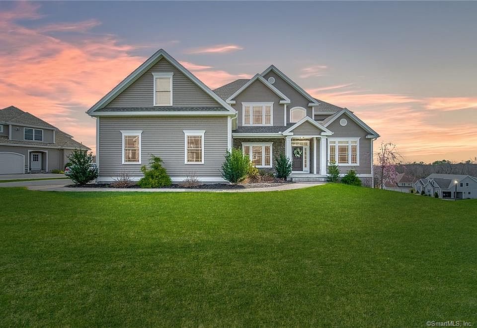 1st image of 22 Hawthorne Cir