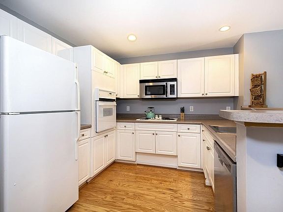 5th image of 10 Seaport Dr APT 2212