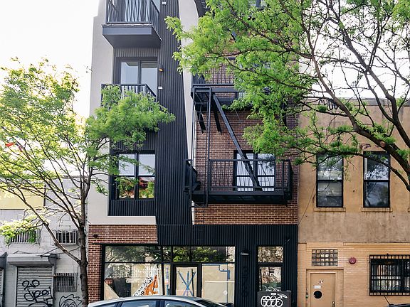 4th image of 376 Bedford Ave #3C