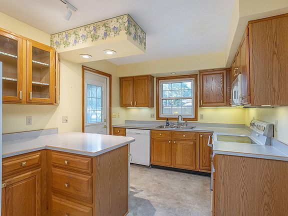 4th image of 115 Wanondoger Cir