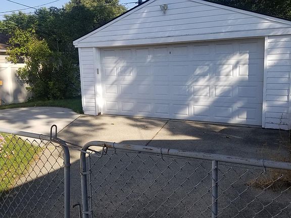 Extra parking space, garage door opener