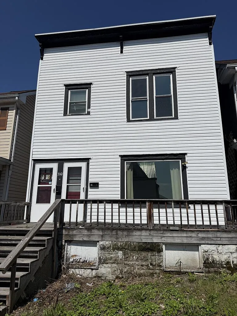 2 bed, 1.0 bath, 2068 sqft, $900 — Photo 2