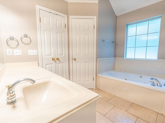 3rd image of 5822 Gold Crest Dr