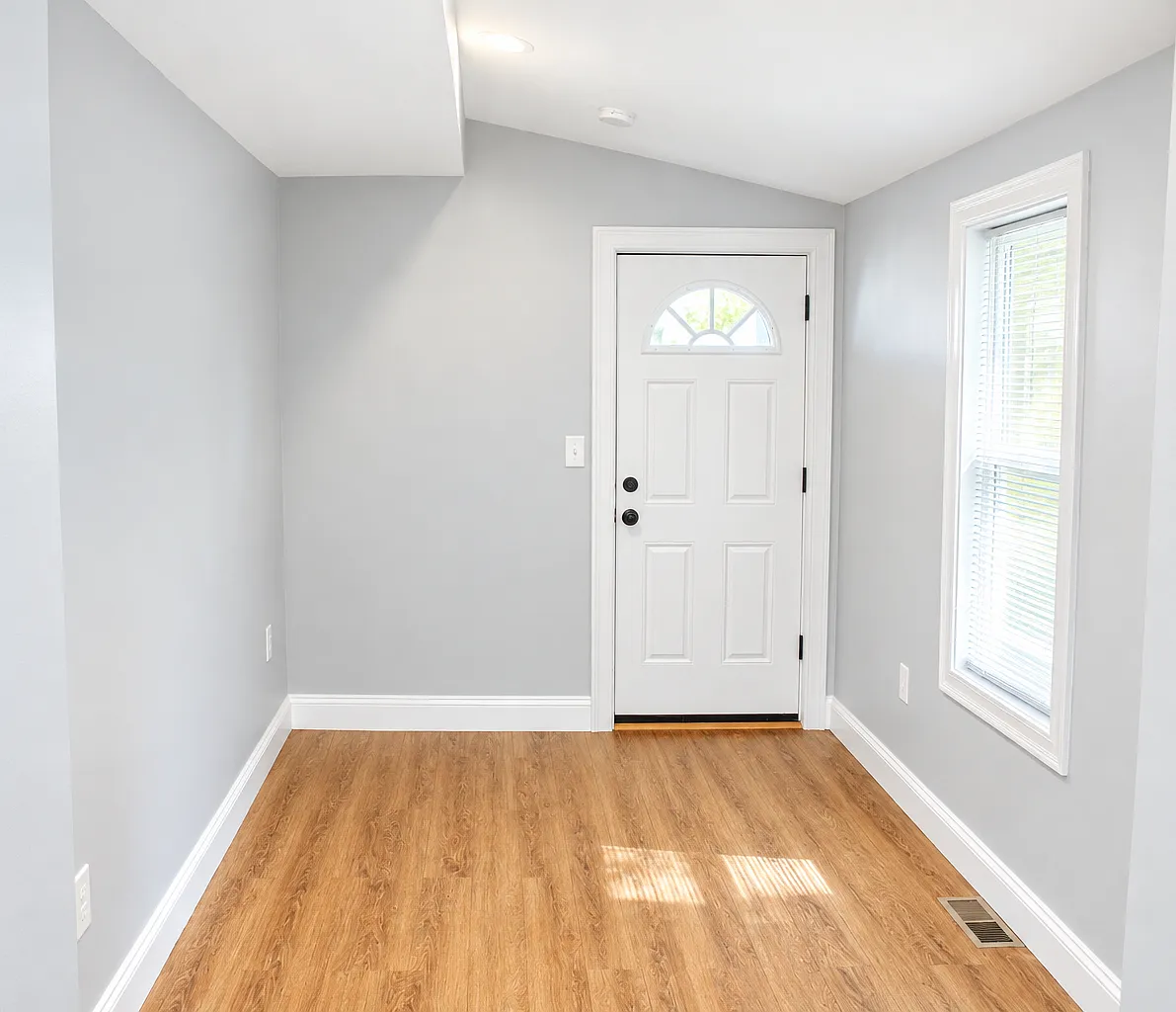 3 bed, 1041 sqft, $3,350 — Photo 4