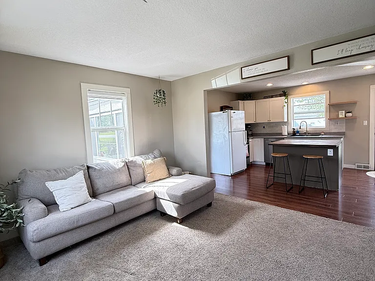 475 Laurel St — Photo 2