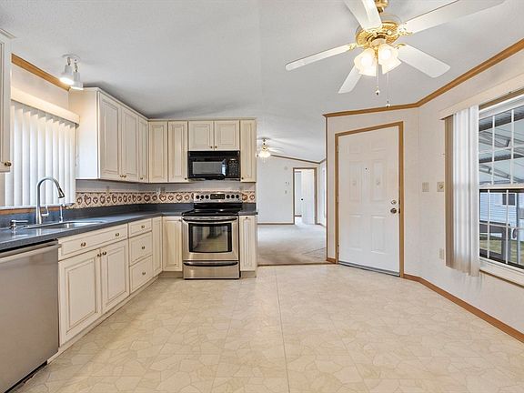 5th image of 556 Central St #183