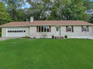 24 Summerfield Rd, Belvidere, NJ 07823