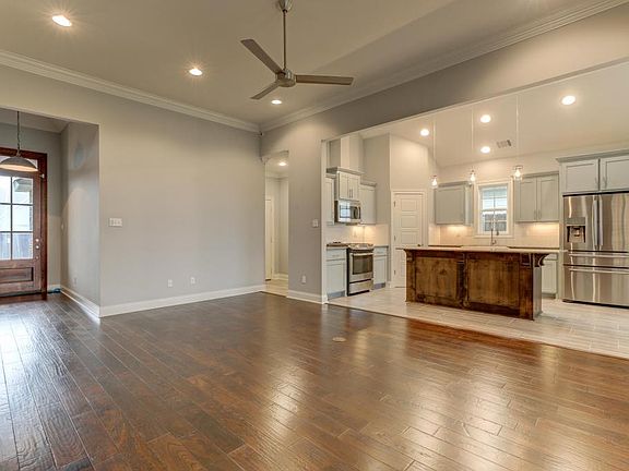 4th image of 110 Anatole Dr