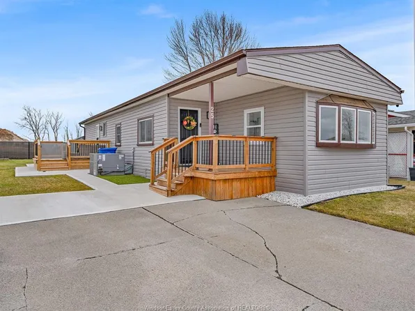 25 Parkside Dr, Essex, ON N0R 1J0