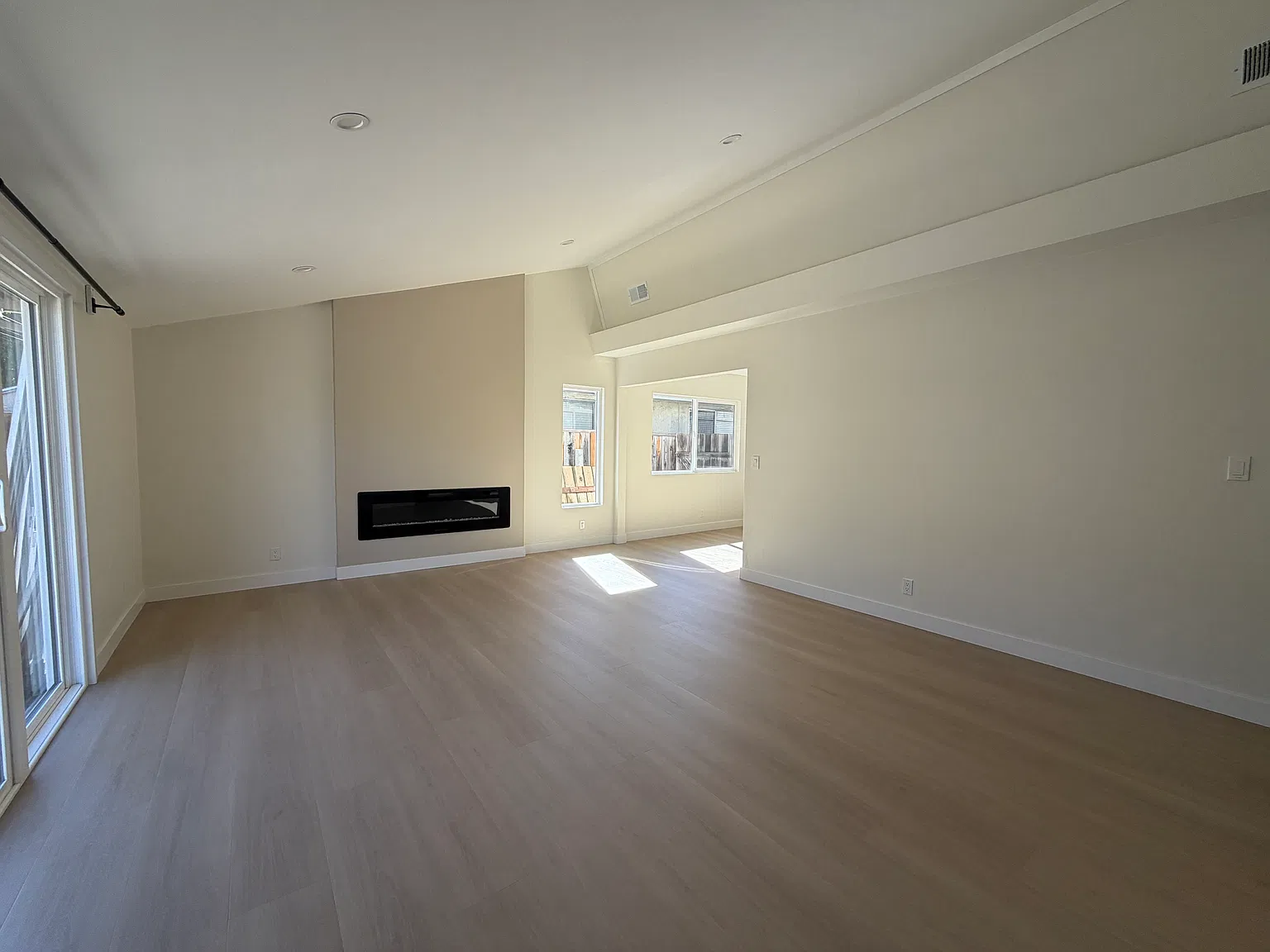 2 bed, 1.5 bath, 930 sqft, $5,500 — Photo 4