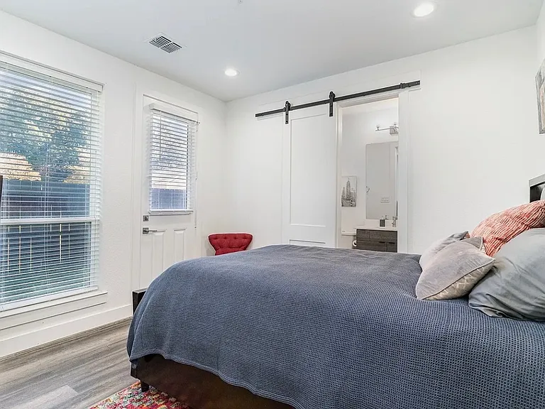 2239 Lovedale Ave — Photo 16