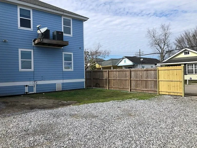 2539 Eagle St — Photo 14